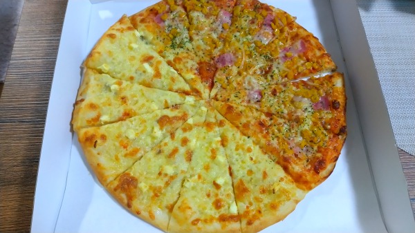 PIZZAパルコ コザ店 プレミアムチーズとコーンピザのハーフ＆ハーフ